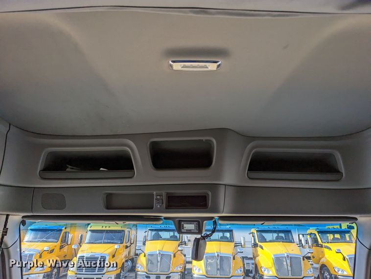 image for item MN9986 2019 Peterbilt 579  semi truck