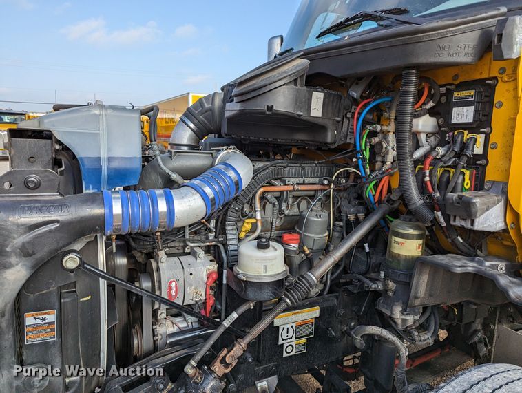 image for item MN9986 2019 Peterbilt 579  semi truck