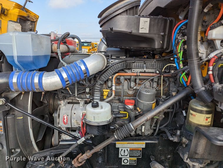 image for item MN9986 2019 Peterbilt 579  semi truck