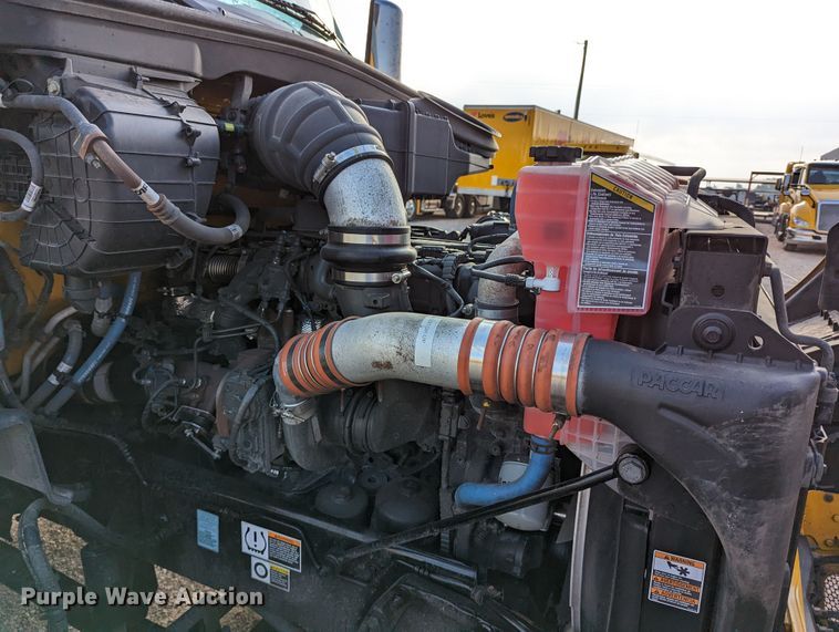 image for item MN9986 2019 Peterbilt 579  semi truck