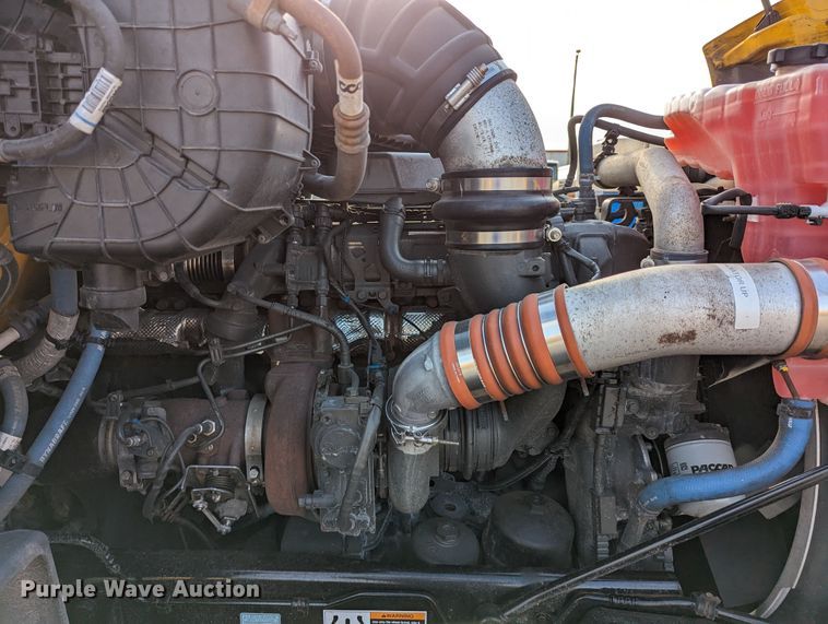 image for item MN9986 2019 Peterbilt 579  semi truck