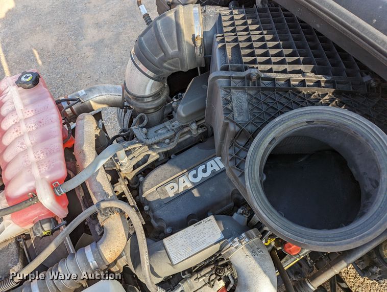 image for item MN9986 2019 Peterbilt 579  semi truck