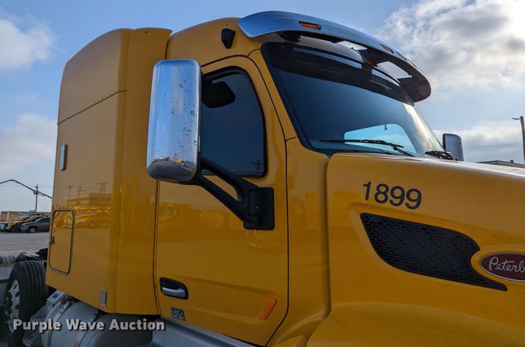 image for item MN9986 2019 Peterbilt 579  semi truck