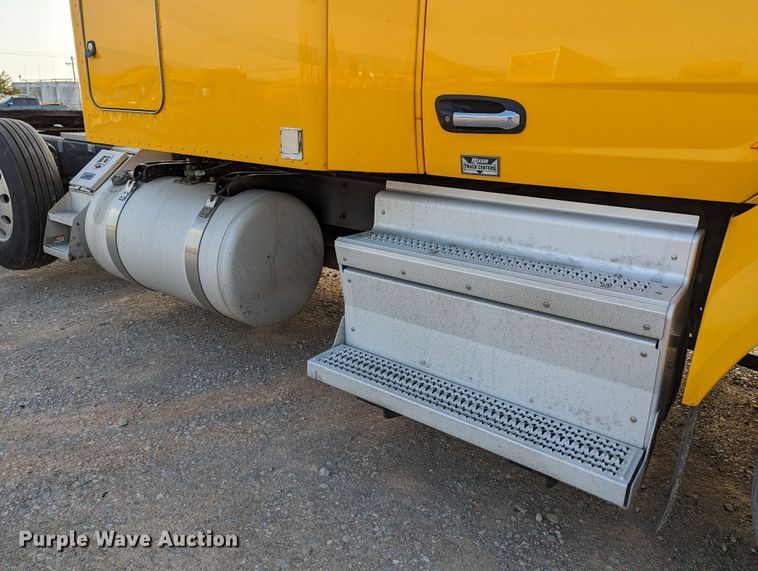 image for item MN9986 2019 Peterbilt 579  semi truck