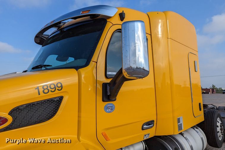 image for item MN9986 2019 Peterbilt 579  semi truck
