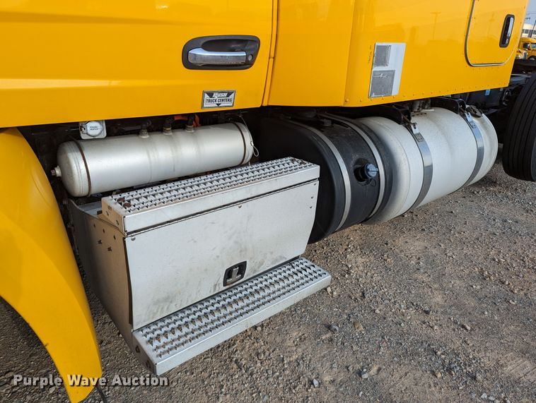 image for item MN9986 2019 Peterbilt 579  semi truck