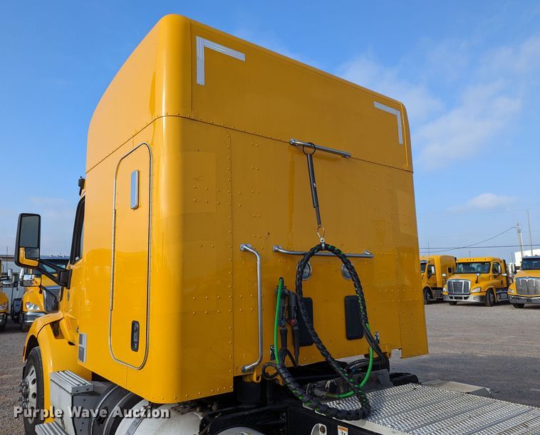 image for item MN9986 2019 Peterbilt 579  semi truck