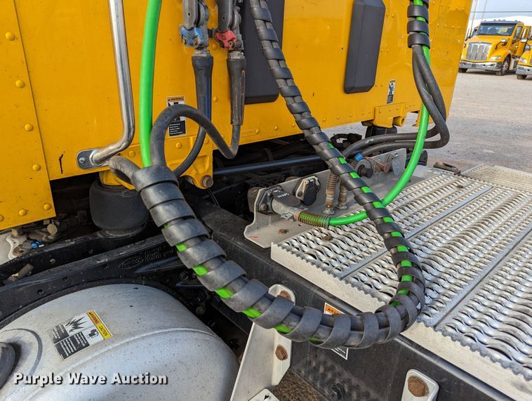 image for item MN9986 2019 Peterbilt 579  semi truck