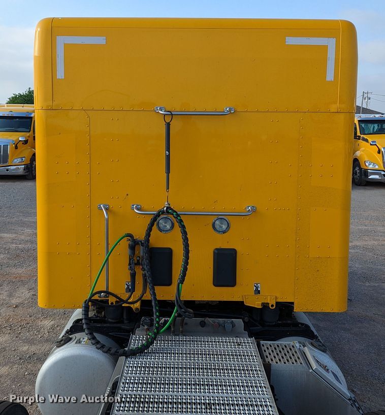 image for item MN9986 2019 Peterbilt 579  semi truck