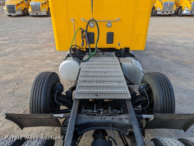 image for item MN9986 2019 Peterbilt 579  semi truck