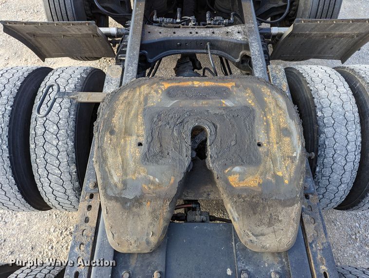 image for item MN9986 2019 Peterbilt 579  semi truck