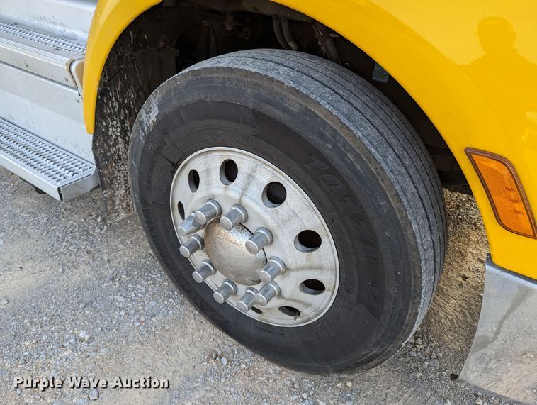 image for item MN9986 2019 Peterbilt 579  semi truck