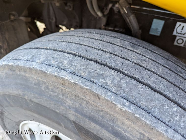 image for item MN9986 2019 Peterbilt 579  semi truck