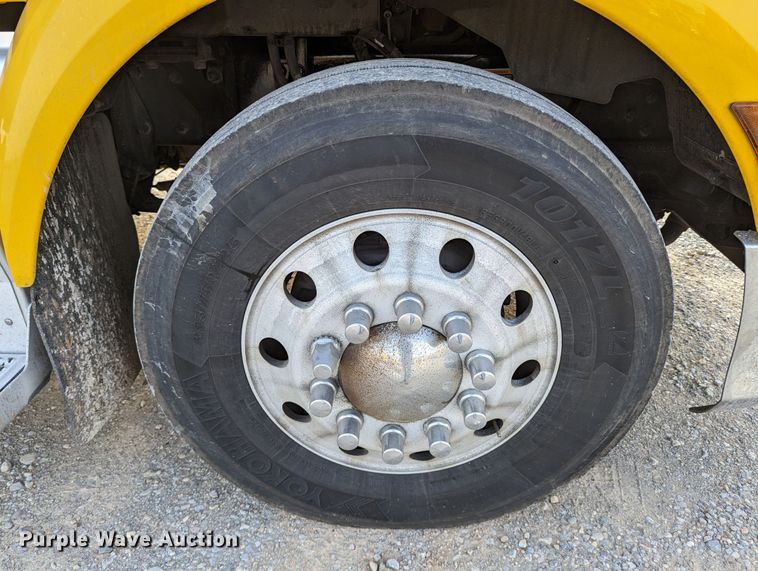 image for item MN9986 2019 Peterbilt 579  semi truck