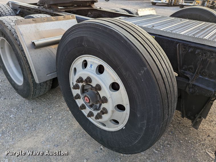 image for item MN9986 2019 Peterbilt 579  semi truck