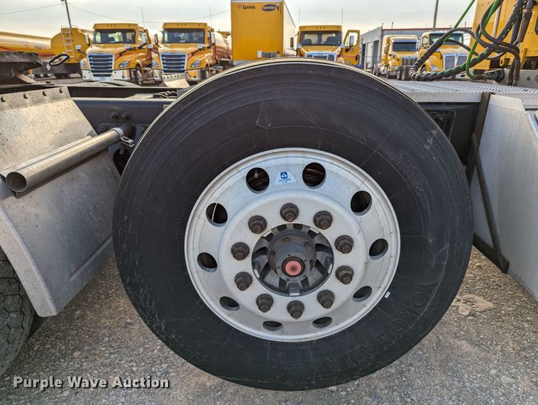 image for item MN9986 2019 Peterbilt 579  semi truck