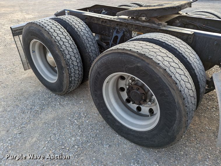 image for item MN9986 2019 Peterbilt 579  semi truck