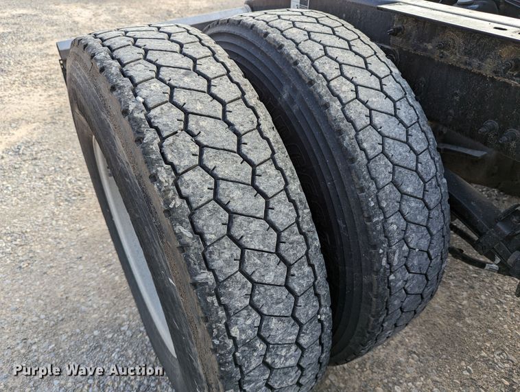 image for item MN9986 2019 Peterbilt 579  semi truck