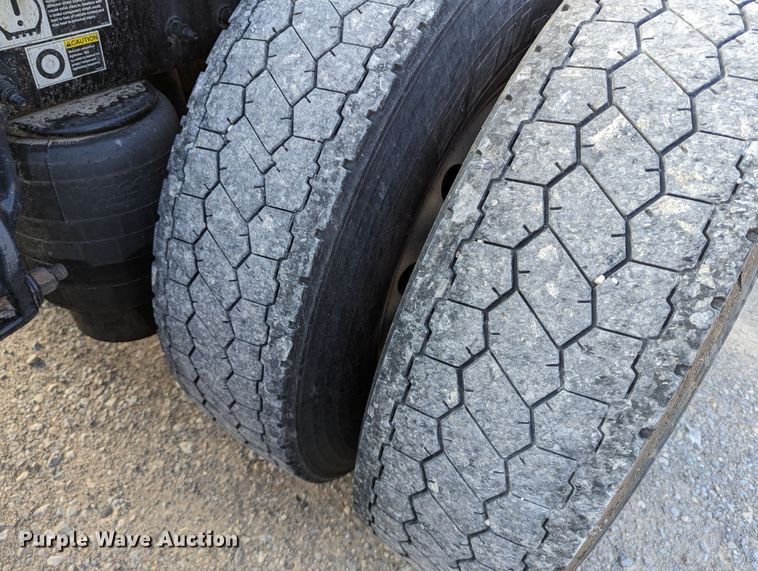 image for item MN9986 2019 Peterbilt 579  semi truck