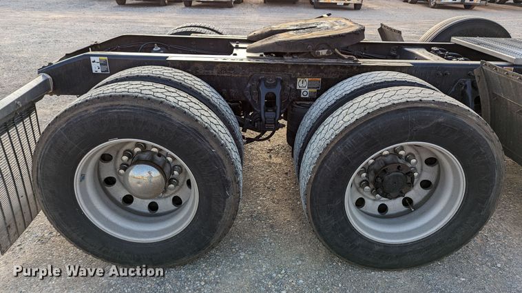 image for item MN9986 2019 Peterbilt 579  semi truck