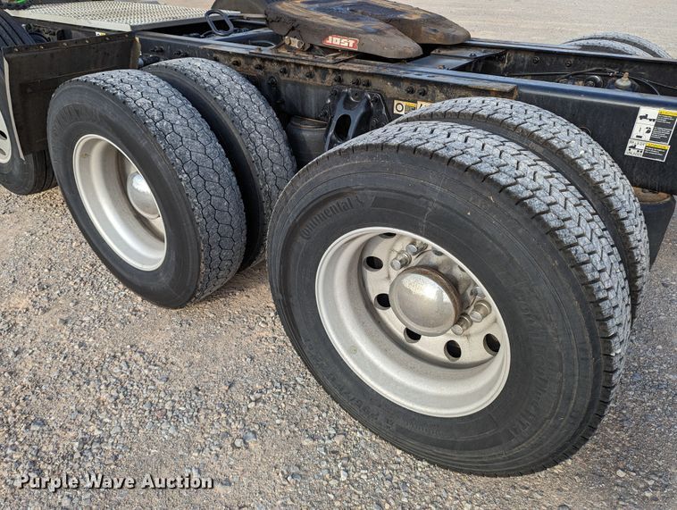 image for item MN9986 2019 Peterbilt 579  semi truck