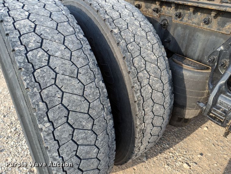 image for item MN9986 2019 Peterbilt 579  semi truck