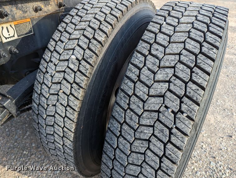 image for item MN9986 2019 Peterbilt 579  semi truck