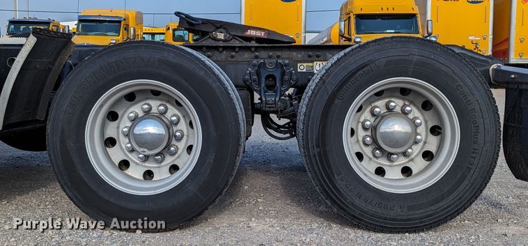 image for item MN9986 2019 Peterbilt 579  semi truck