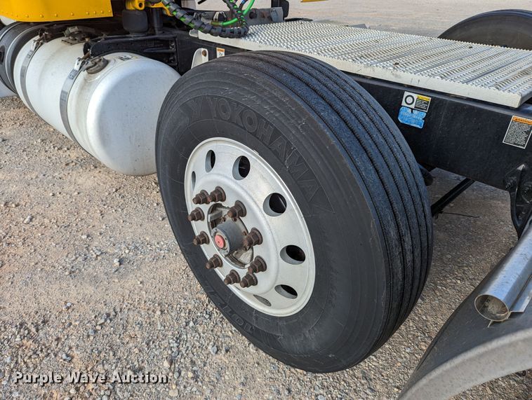 image for item MN9986 2019 Peterbilt 579  semi truck