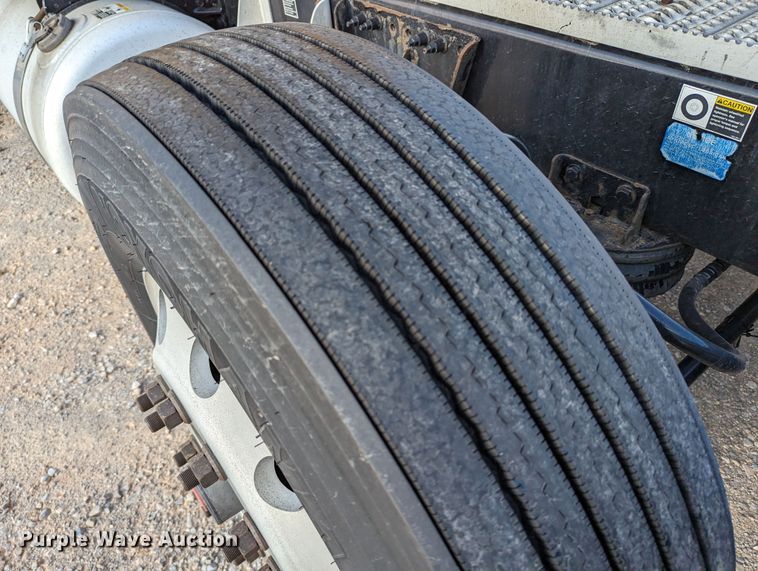 image for item MN9986 2019 Peterbilt 579  semi truck