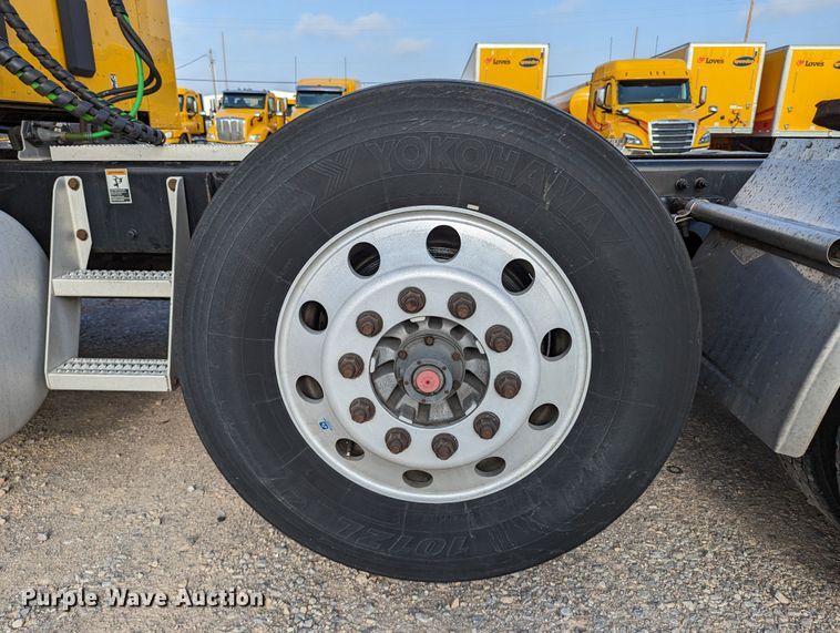 image for item MN9986 2019 Peterbilt 579  semi truck