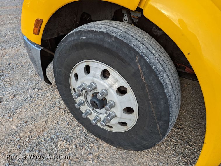 image for item MN9986 2019 Peterbilt 579  semi truck