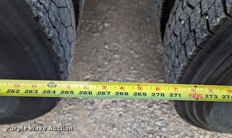 image for item MN9986 2019 Peterbilt 579  semi truck