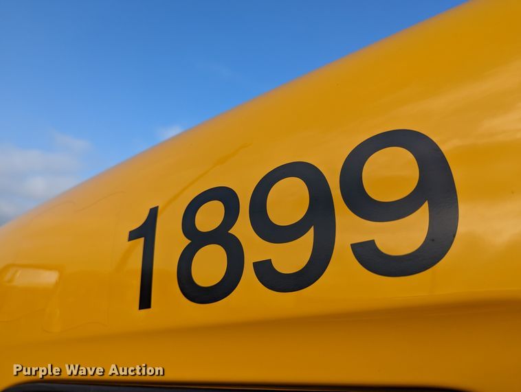 image for item MN9986 2019 Peterbilt 579  semi truck