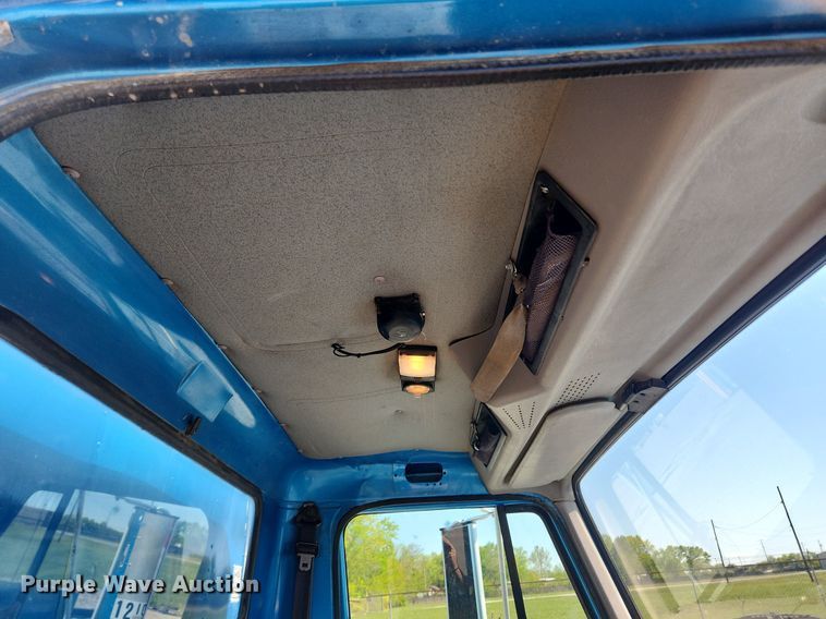 image for item MW9754 1997 International 4700  box truck