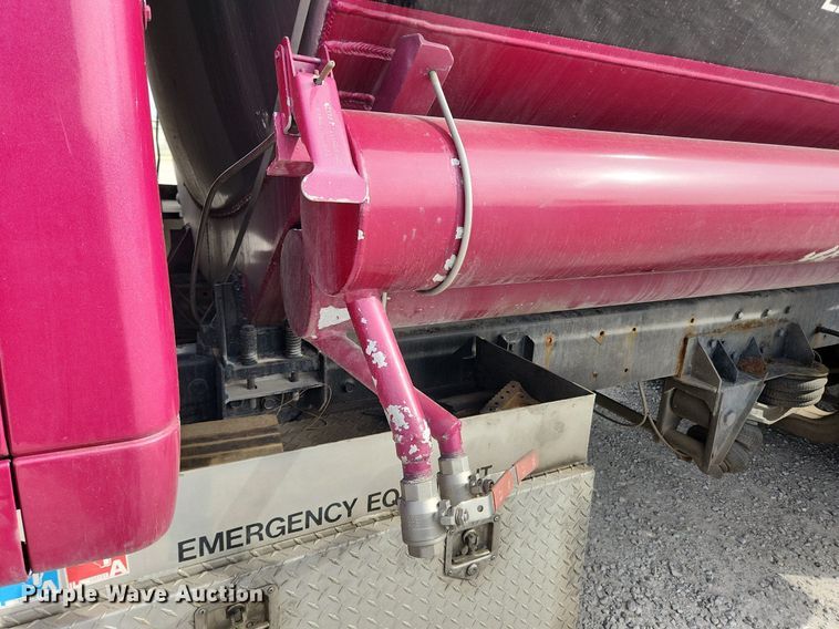 image for item MW9759 1997 Kenworth T2000  tank truck