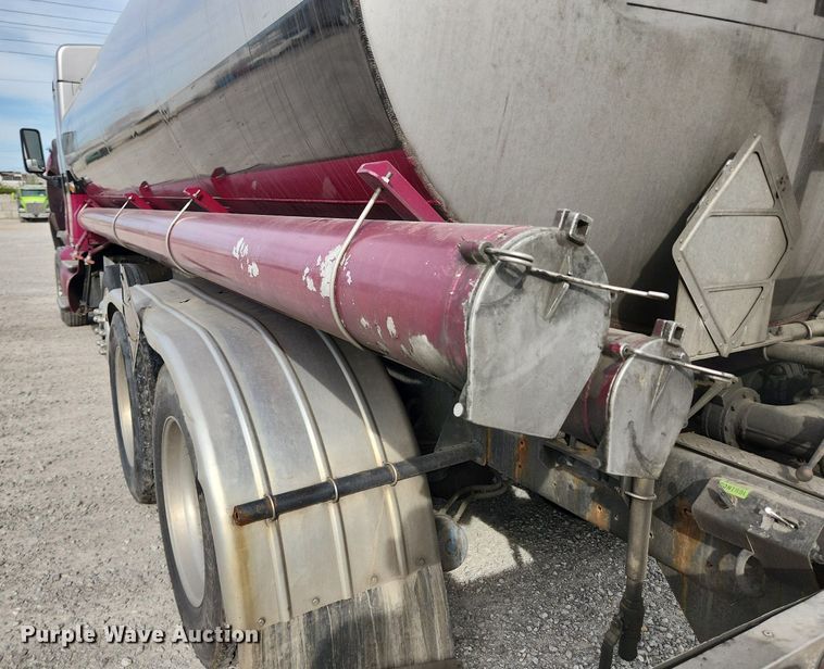 image for item MW9759 1997 Kenworth T2000  tank truck