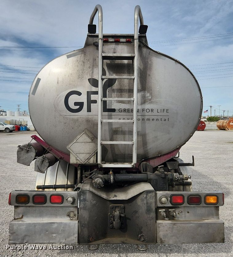 image for item MW9759 1997 Kenworth T2000  tank truck