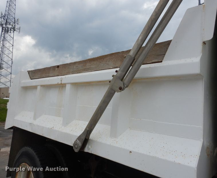 image for item DK1791 2005 International 4400  dump truck