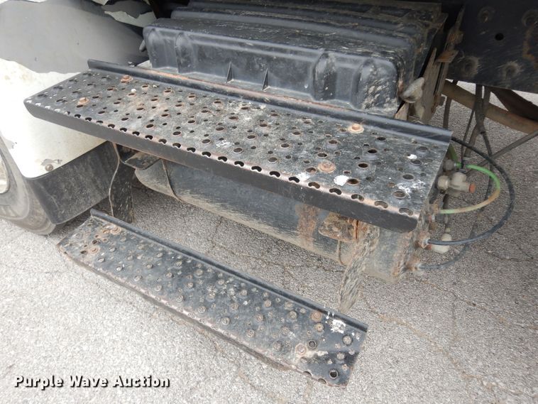 image for item DK1792 2005 International 4400  dump truck