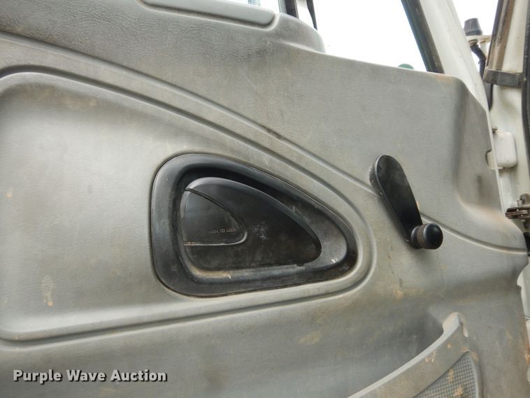 image for item DK1792 2005 International 4400  dump truck