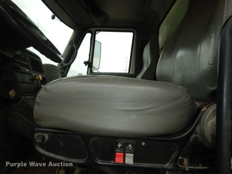 image for item DK1792 2005 International 4400  dump truck