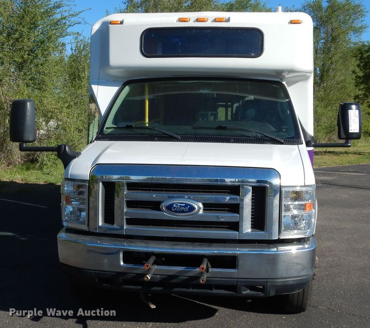 image for item DK1797 2015 Ford E450 Super Duty  shuttle bus