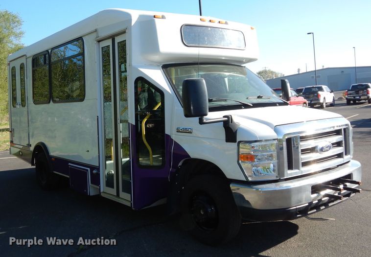 image for item DK1797 2015 Ford E450 Super Duty  shuttle bus