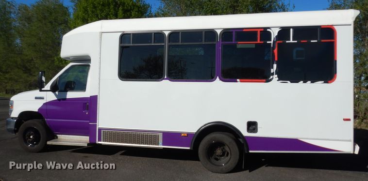 image for item DK1797 2015 Ford E450 Super Duty  shuttle bus