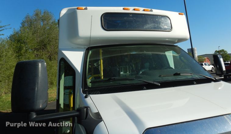 image for item DK1797 2015 Ford E450 Super Duty  shuttle bus
