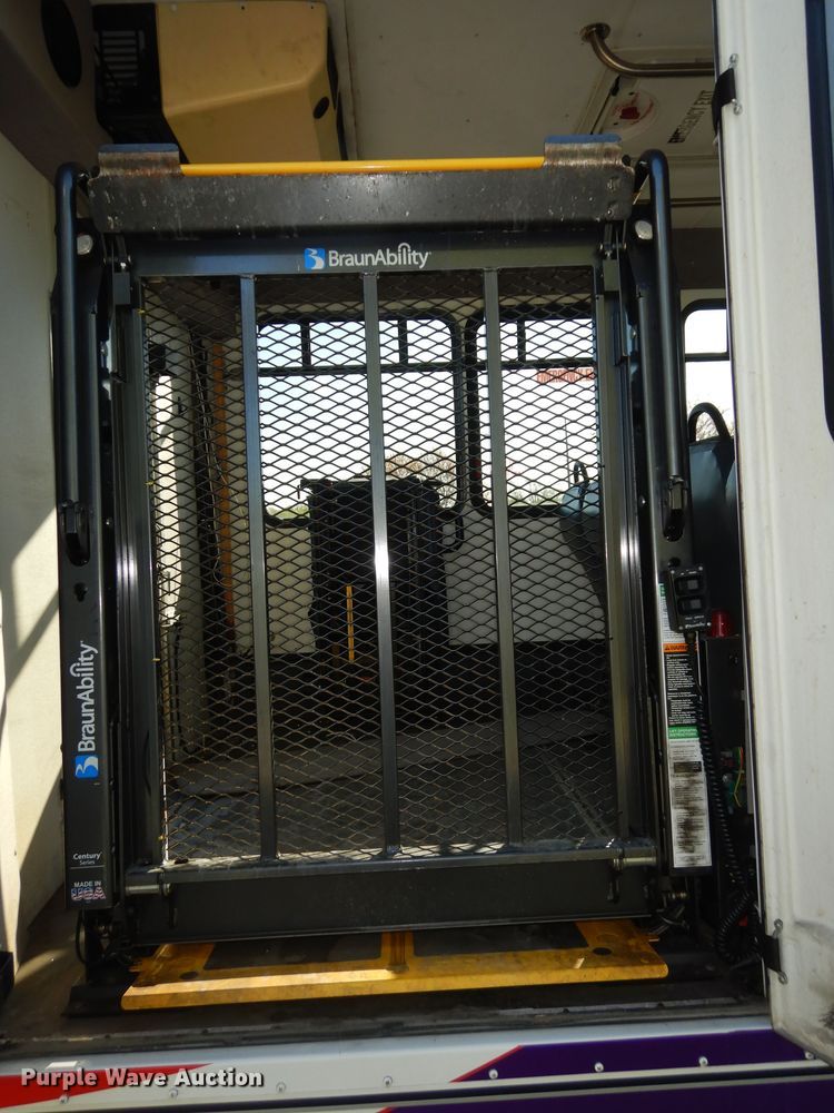 image for item DK1797 2015 Ford E450 Super Duty  shuttle bus