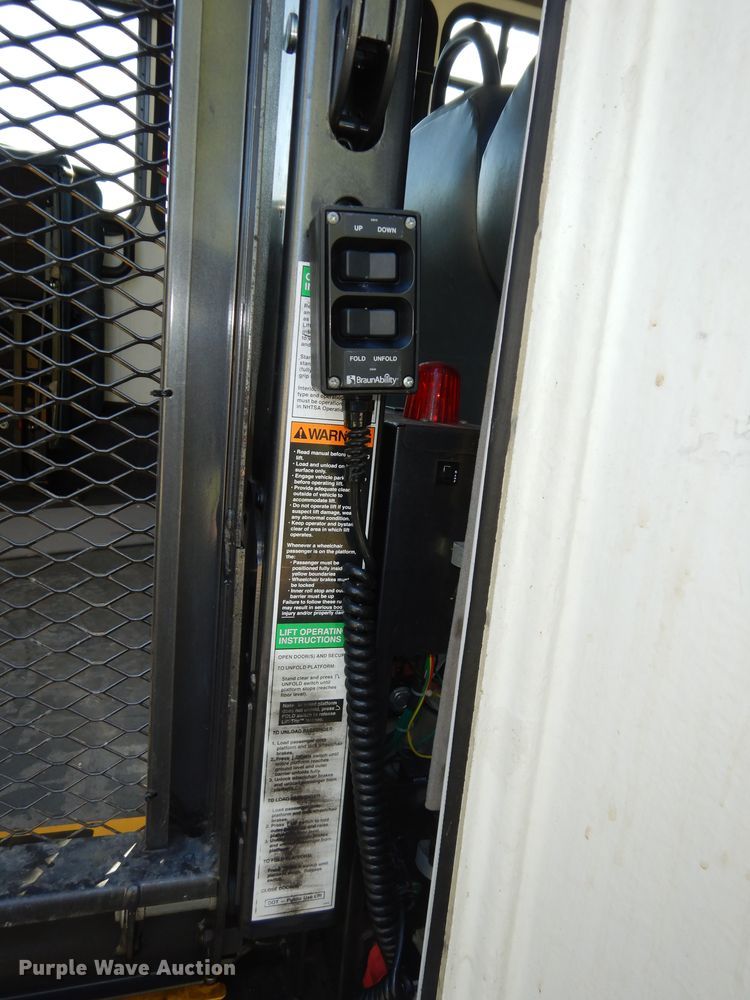 image for item DK1797 2015 Ford E450 Super Duty  shuttle bus