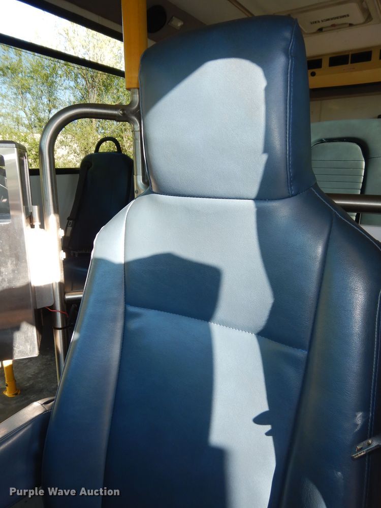 image for item DK1797 2015 Ford E450 Super Duty  shuttle bus