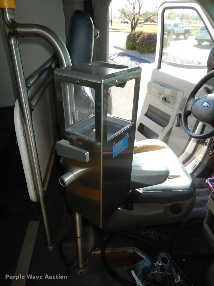 image for item DK1797 2015 Ford E450 Super Duty  shuttle bus